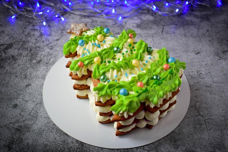 Торт елка с медовыми коржами и золотыми шарами