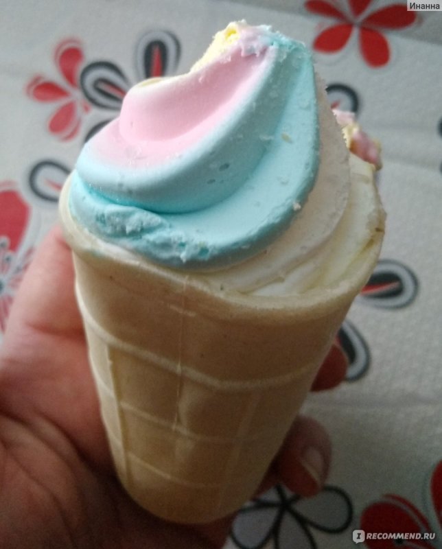 Зелёные и розовые мороженое