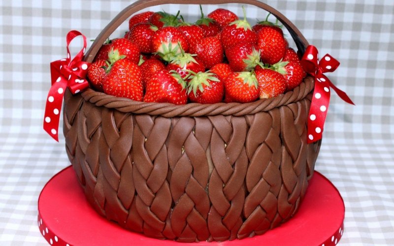 Торт корзина с клубникой