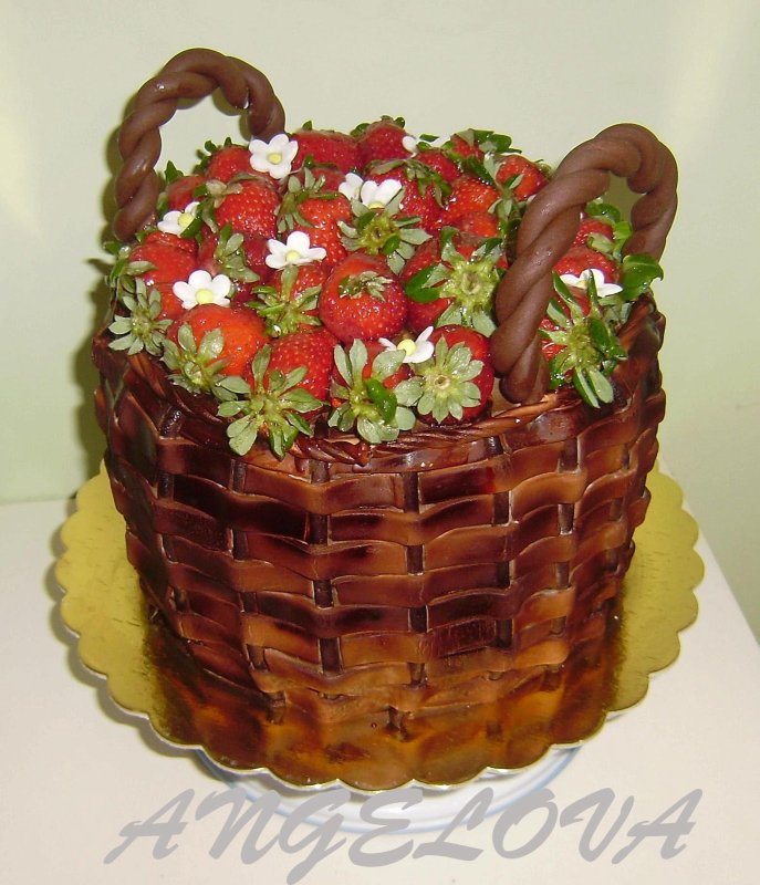 Торт корзина с клубникой