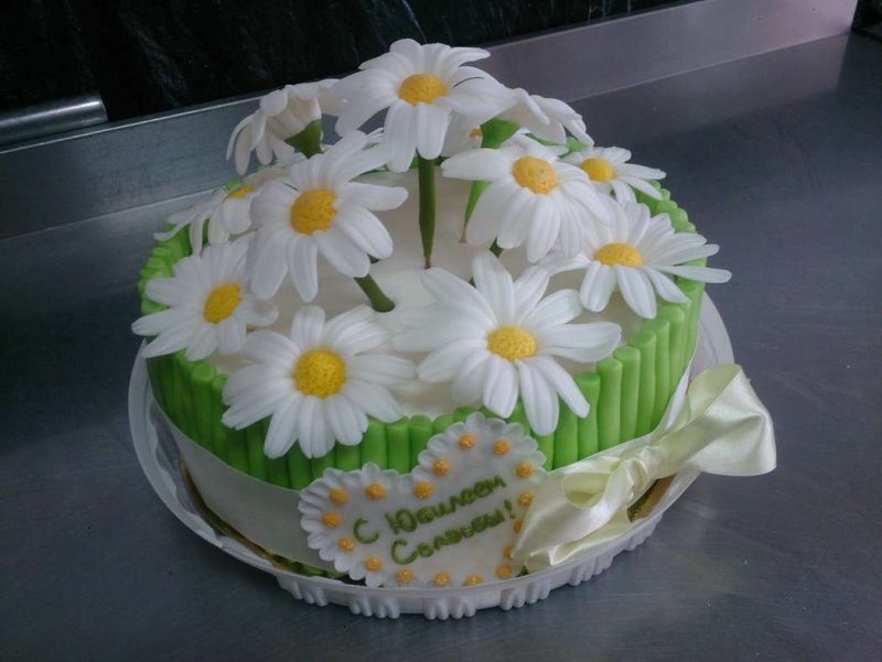Торт с ромашками из мастики