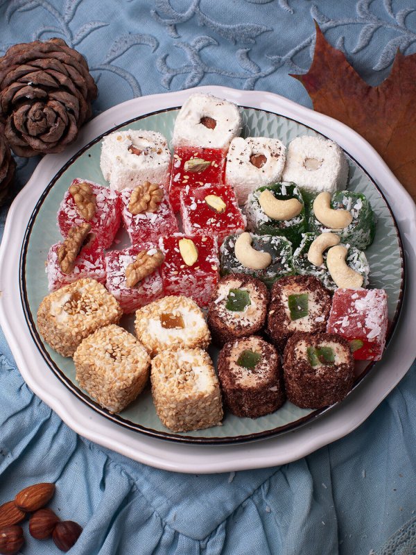 Корзина с сухофруктами и орехами