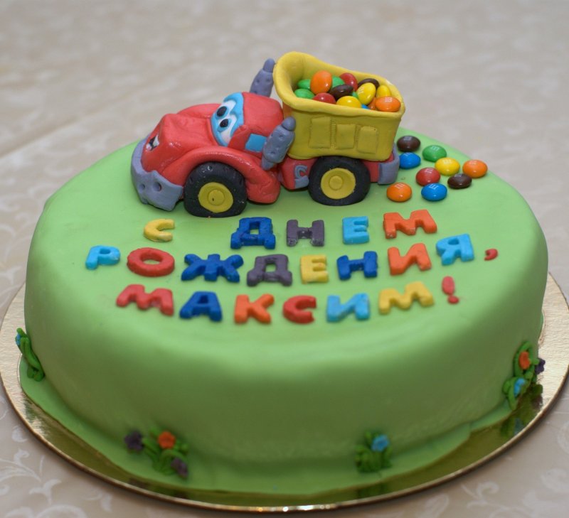 Торт с «машинками»