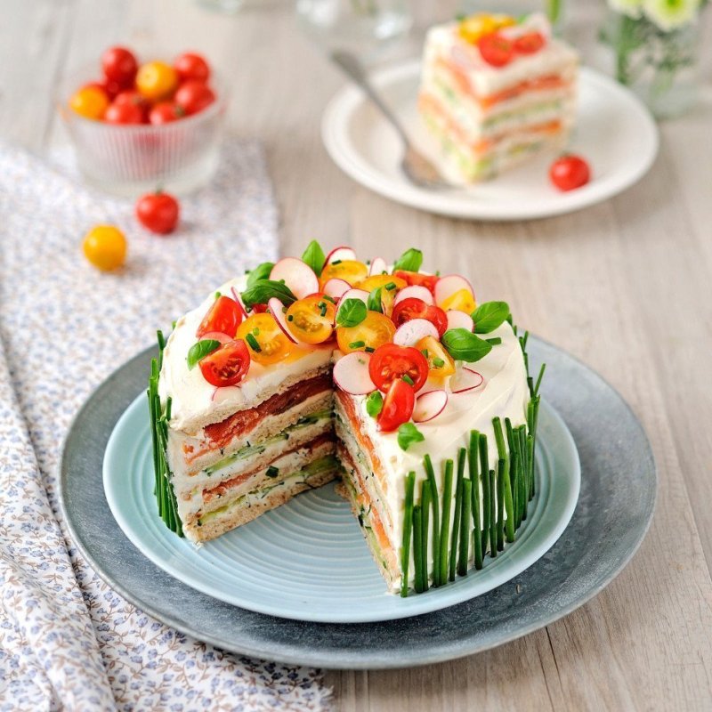 Украсить мясной торт