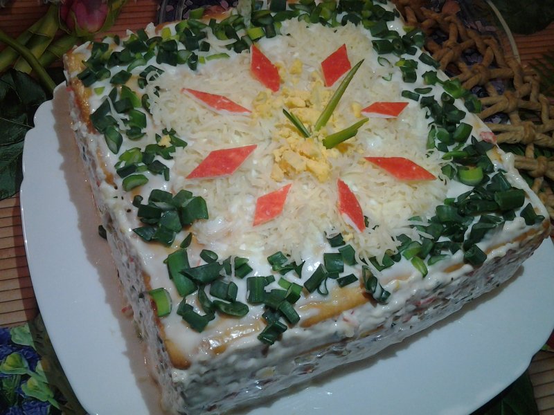 Салат с курицей копченой и черносливом "Сказочная Поляна"