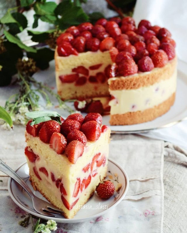 Торт украшенный клубникой прямоугольный