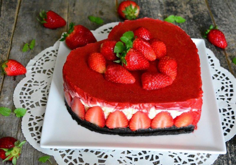 Украсить квадратный торт клубникой