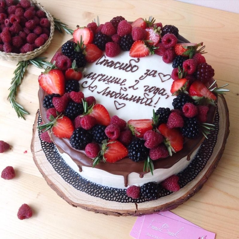 Чизкейк с клубникой и голубикой