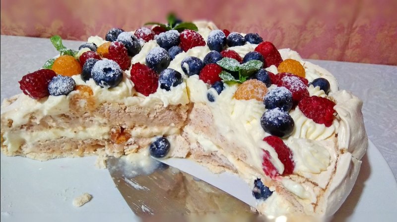 Торт с меренгами и ягодами