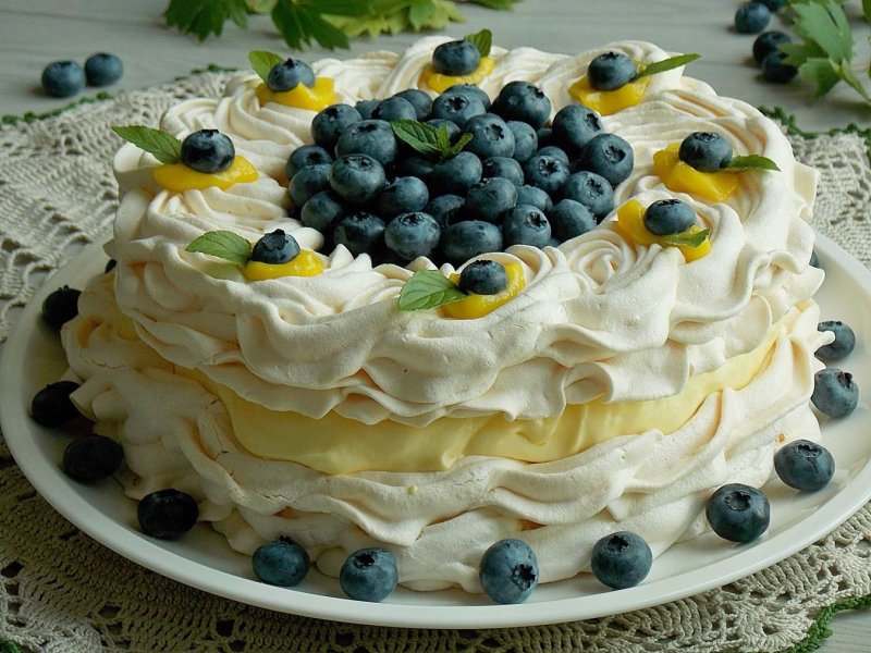 Торт украшенный меренгами и фруктами