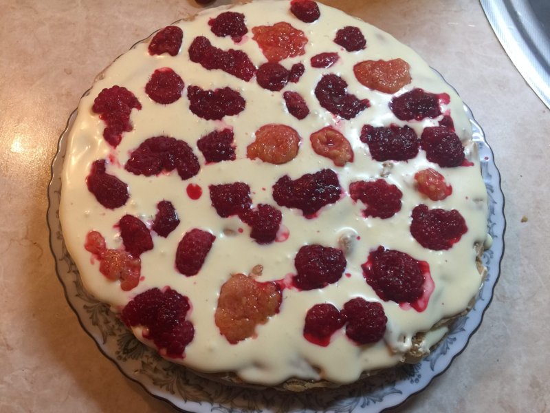 Торт из готовых коржей с творогом и ягодами