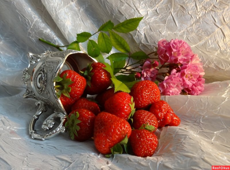 Корзина с клубникой