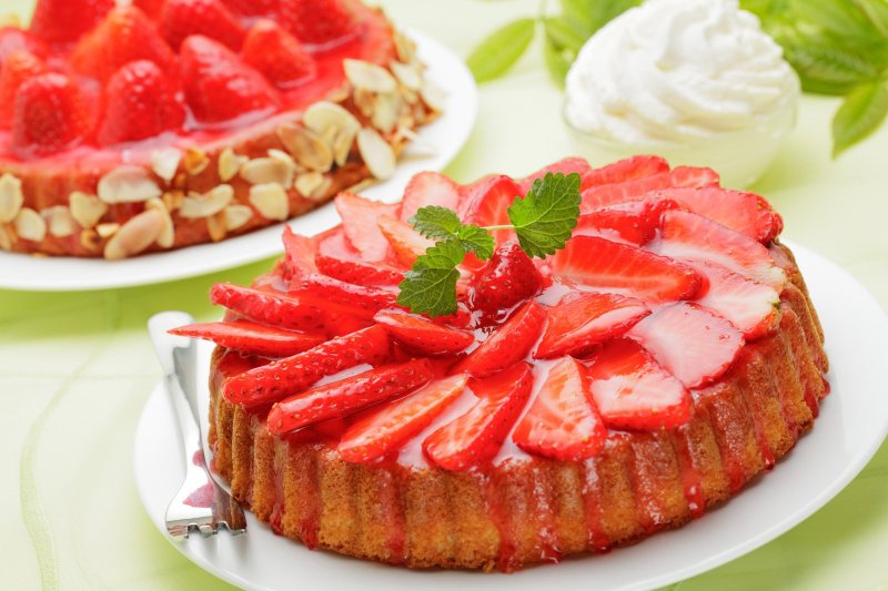 Чизкейк украшенный клубникой
