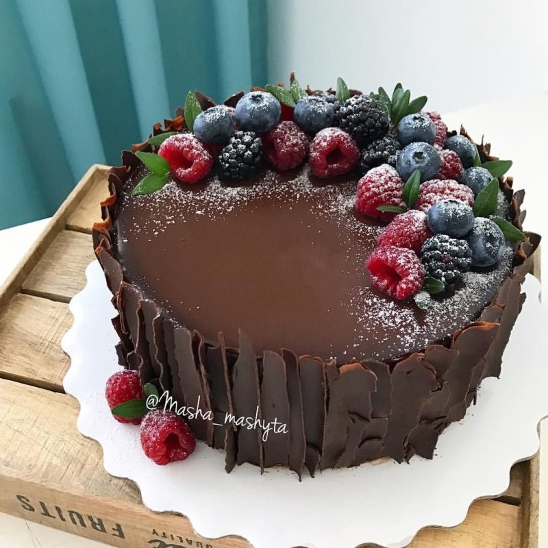 Торт с шоколадным декором