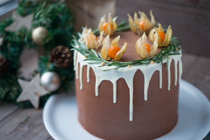 Торт с клубникой и голубикой