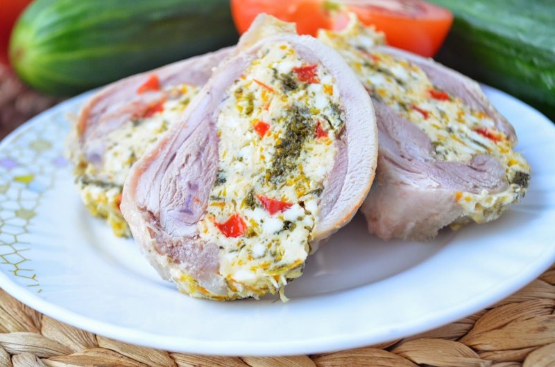 Куриный рулет с грибами и сыром в духовке