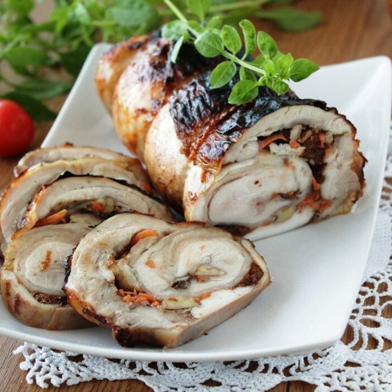 Куриный рулет с черносливом и грецким орехом