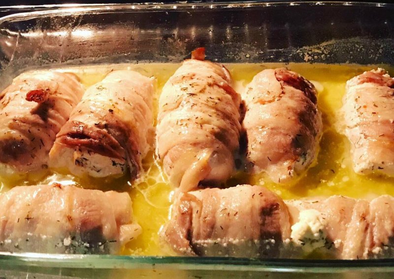 Куриный рулет с беконом и сыром