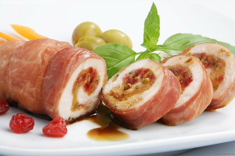 Куриные рулеты с соусом песто