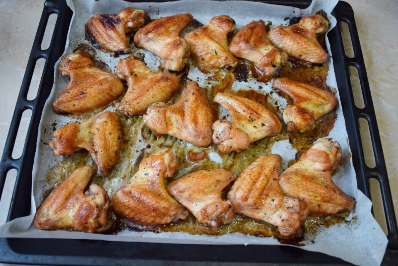 Противень куриных крылышек