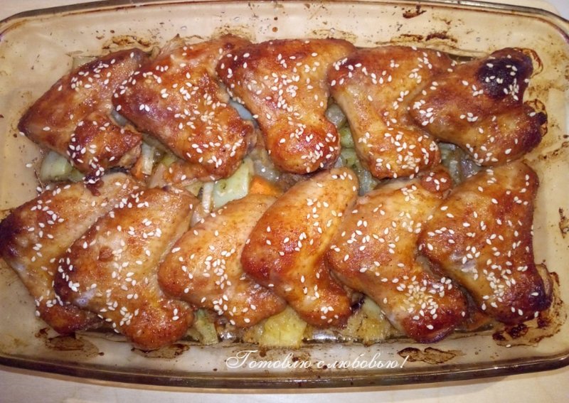 Куриные крылышки с овощами в духовке