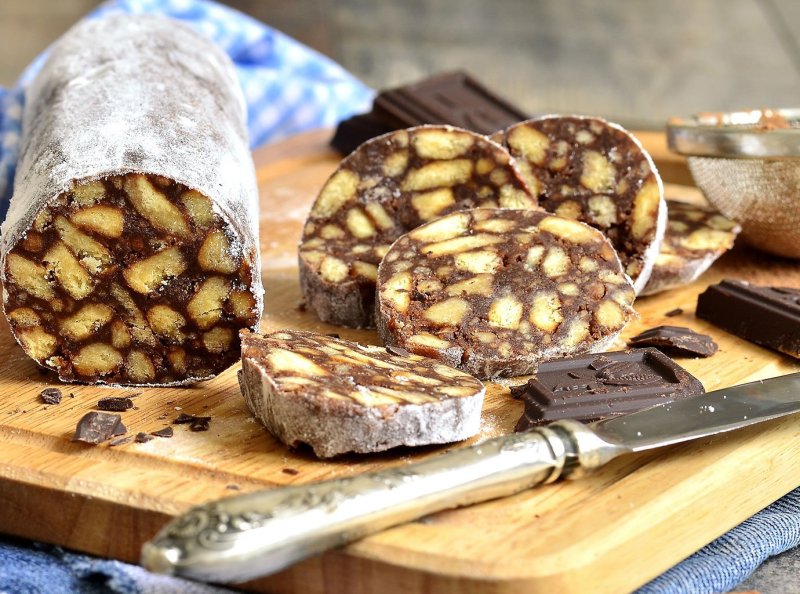 Шоколадная колбаса из печенья и какао классический рецепт
