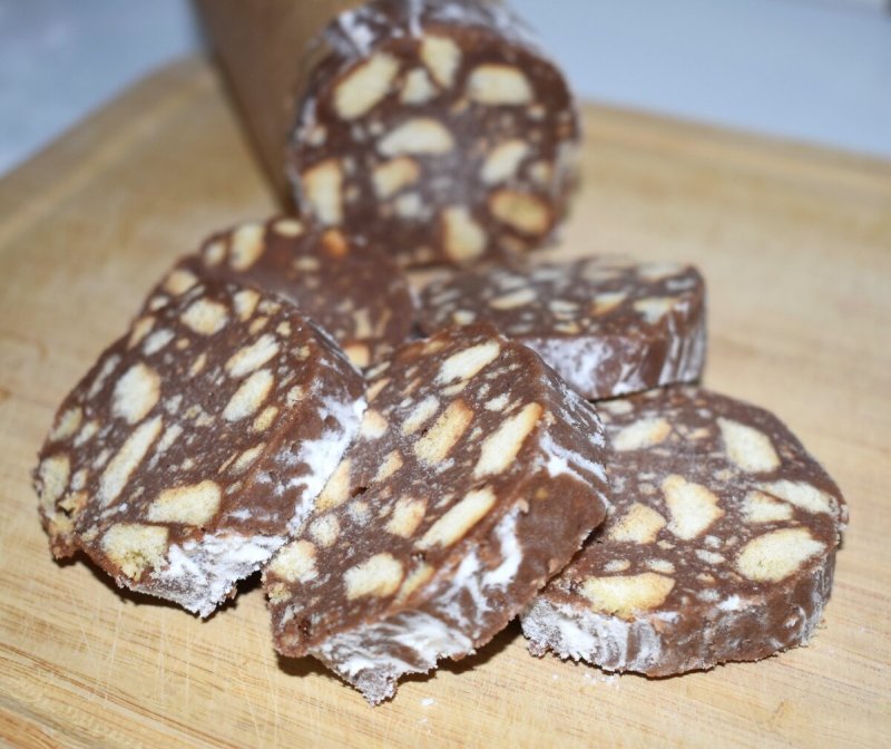 Шоколадная колбаса из печенья и какао