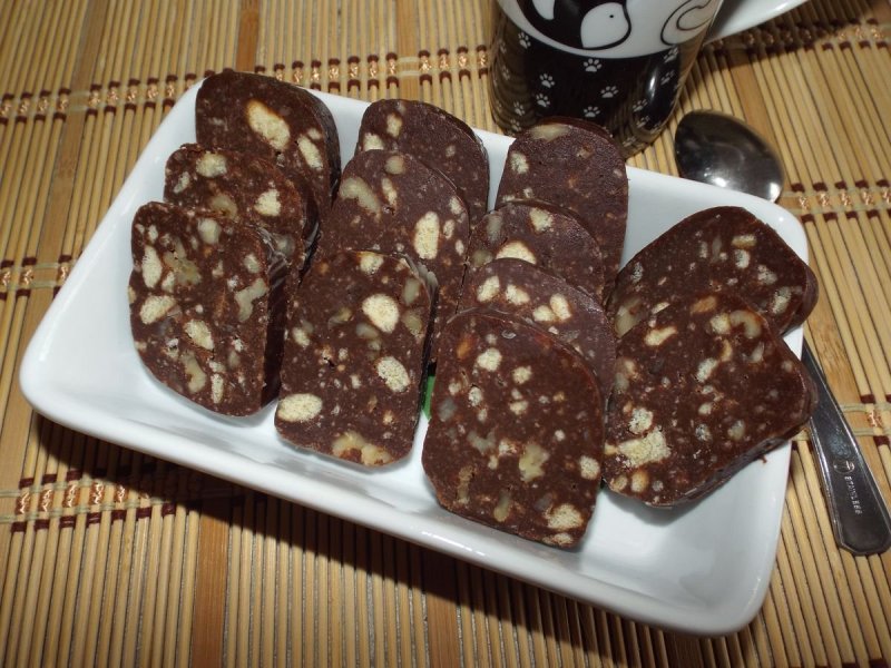 Колбасный торт из печенья