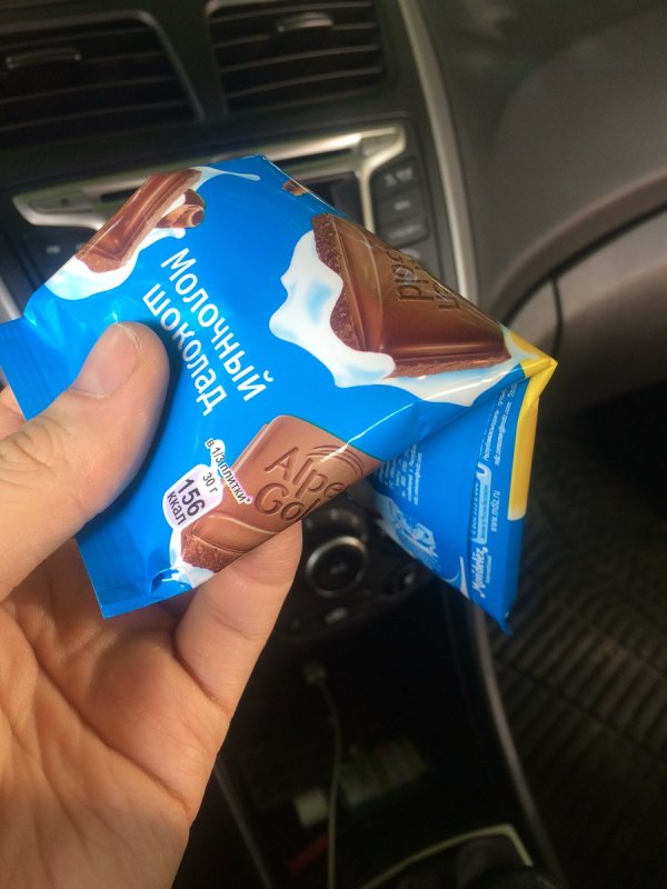 Плитка шоколада в руке
