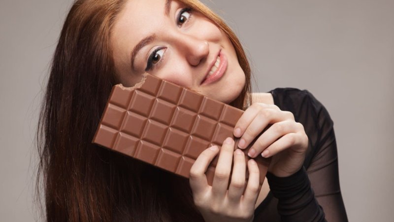 Шоколадки в руках у девушки