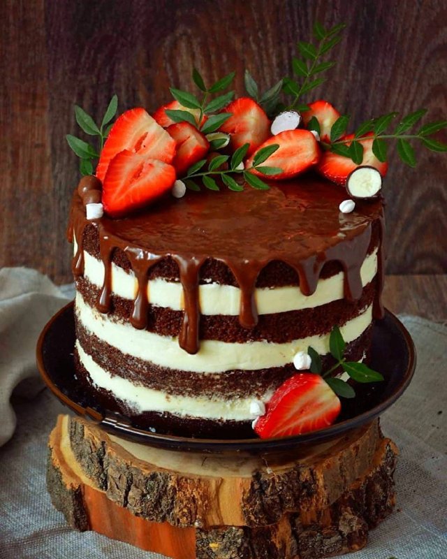 Шоколадный торт с клубникой