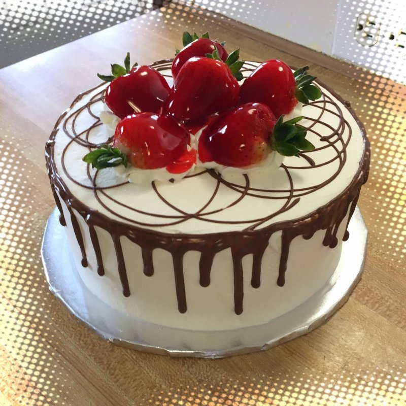 Украсить торт клубникой и киви