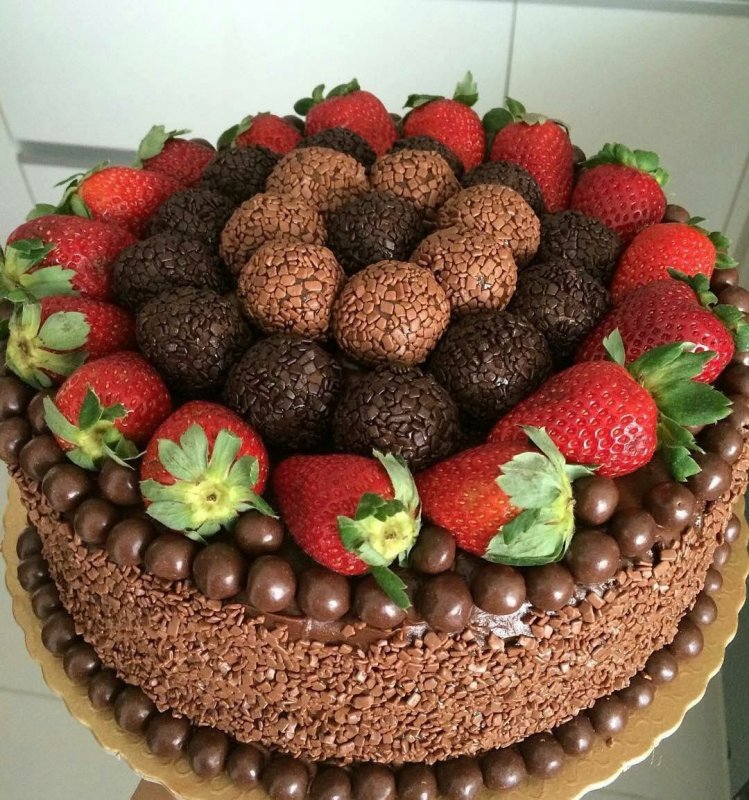 Шоколадный торт с клубникой