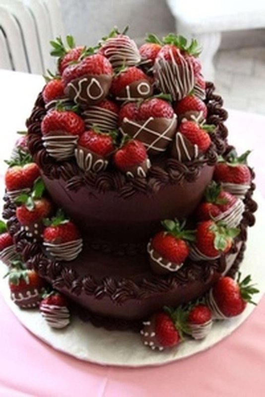 Украсить торт клубникой и киви