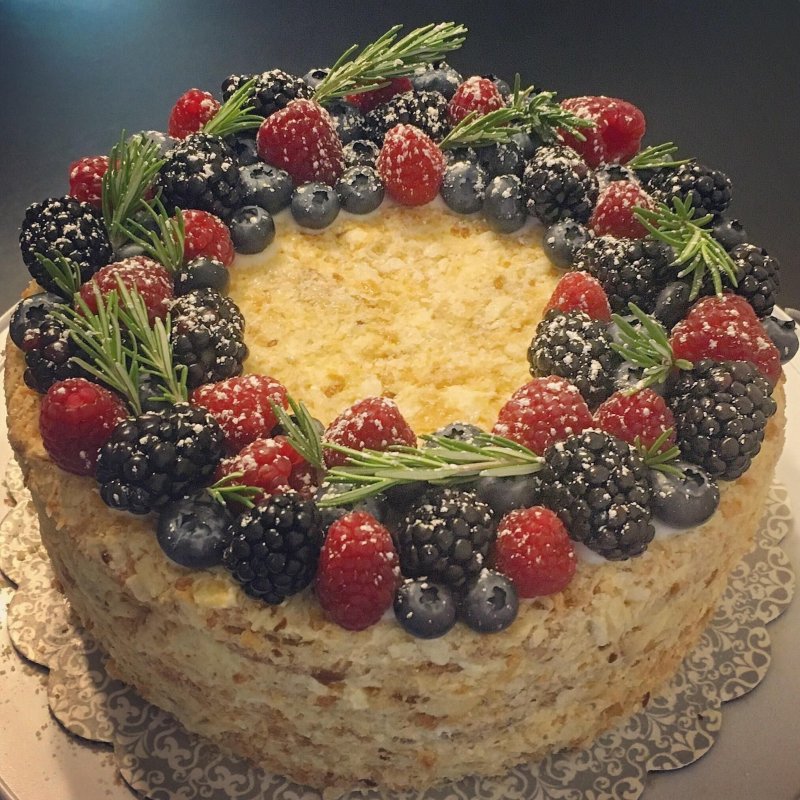Медовик украшенный фруктами