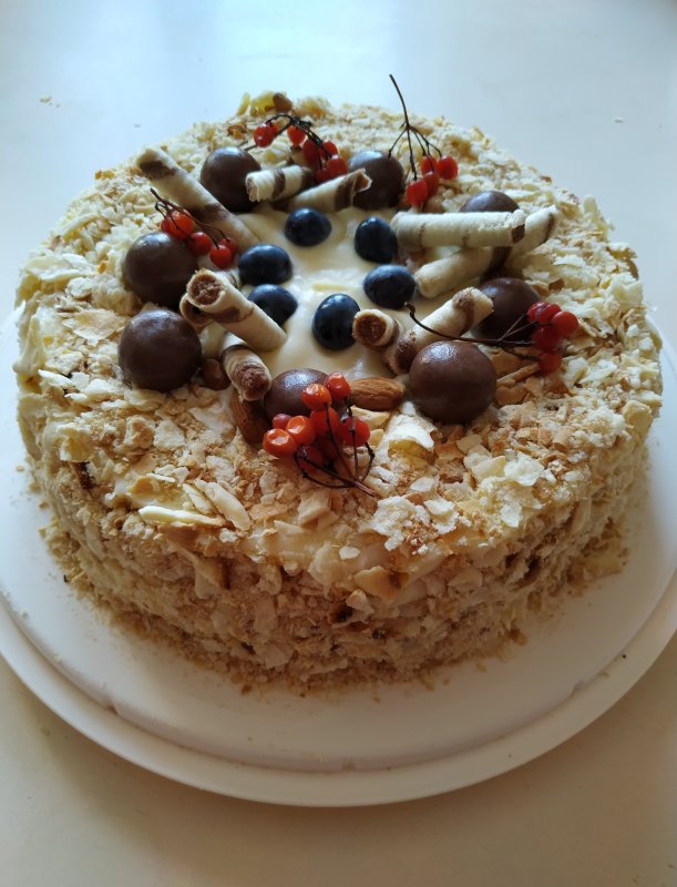 Медовик с клубникой