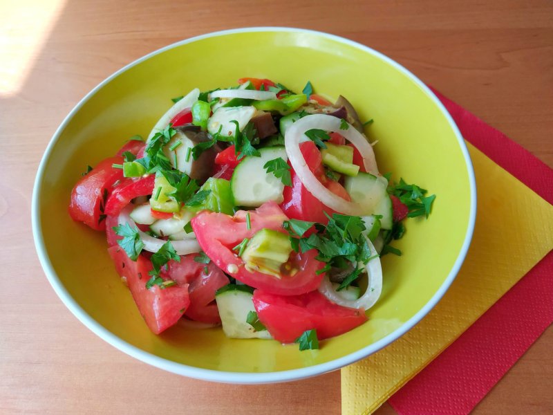 Салат овощной с моцареллой помидорами
