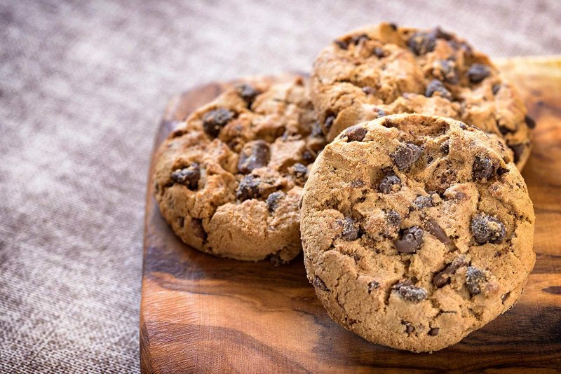 Шоколадное печенье с кусочками шоколада