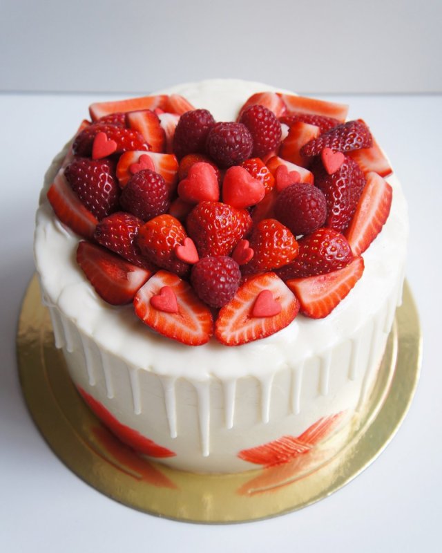 Торт сердце с клубникой