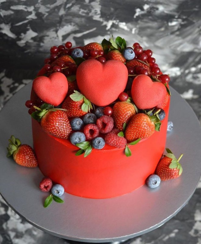 Торт сердце с клубникой