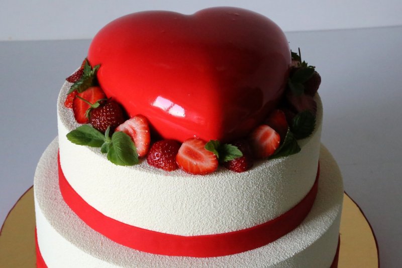Торт сердце с клубникой