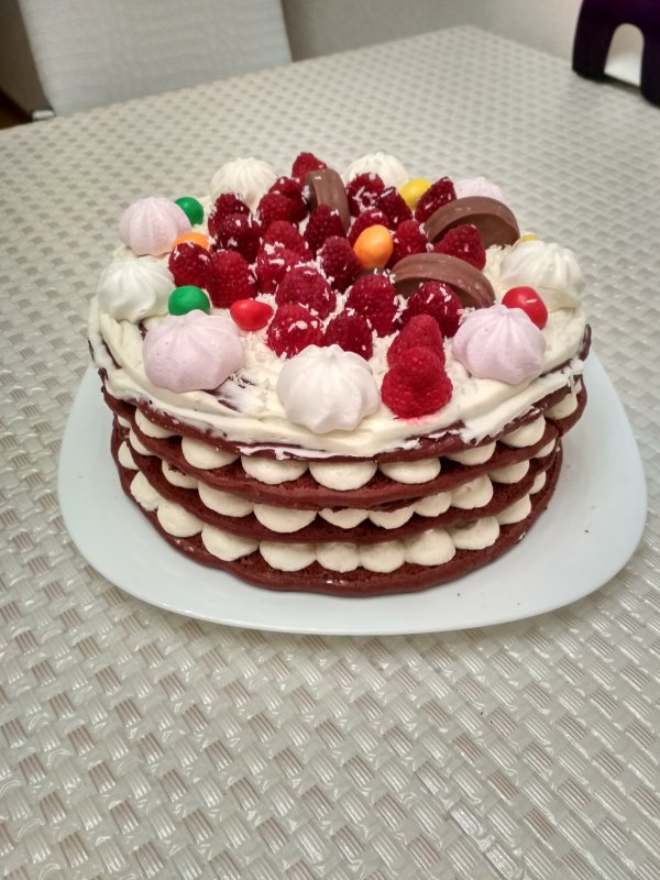 Украшение торта клубникой и конфетами