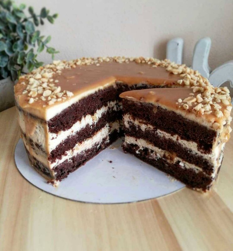 Торт Сникерс с карамелью и арахисом