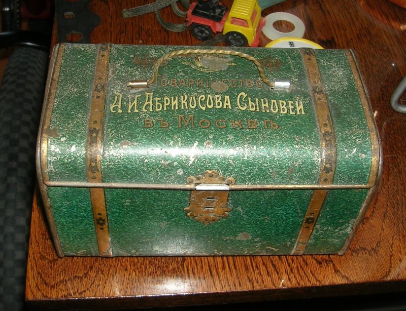 Железная коробка для конфет дореволюционная