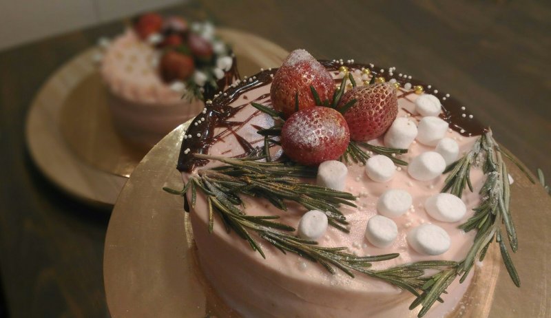 Торт с клубникой и маршмеллоу