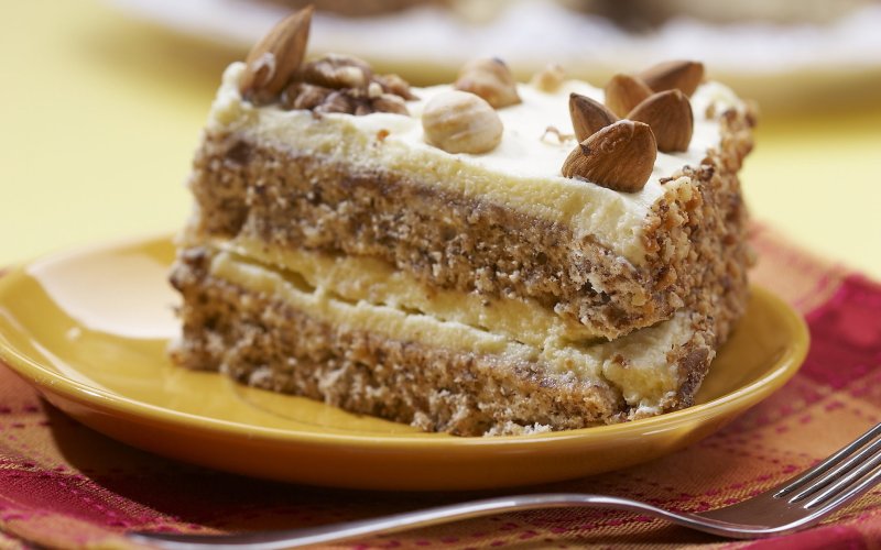 Украшение торта грецкими орехами