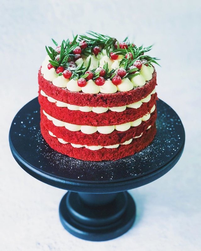 Торт красный бархат с клубникой