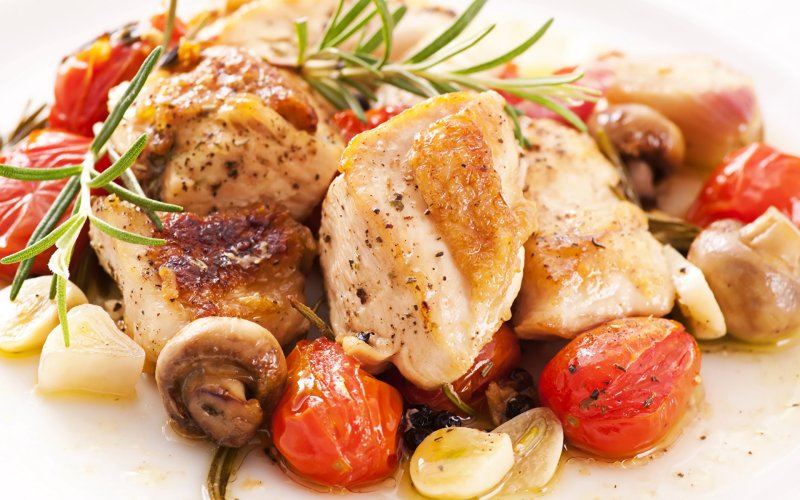 Куриные бедрышки с овощами