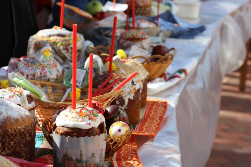 Освещение куличей в церкви