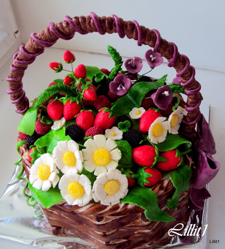 Торт корзина с ягодами